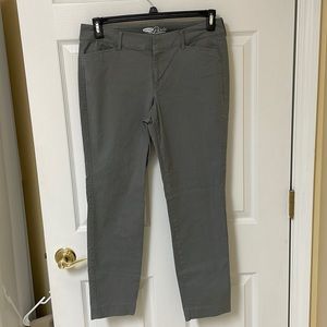 Women’s Old Navy Pixie pants. Size 6